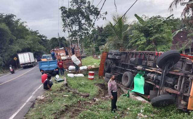 Tak Kuat Nanjak, Truk Muatan Paket Terguling di Bajera