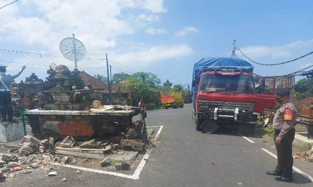 Rem Blong, Truk Tabrak Pelinggih di Antosari