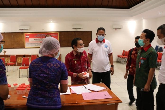 Wabup Edi dan Puluhan Pejabat Pemkab Tabanan Jalani Tes Urine, Hasilnya Negatif