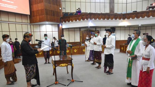 Lantik Anggota KPPAD Provinsi Bali, Gubernur Bali Ingatkan Pentingnya Pendidikan Sebagai Bekal Masa Depan