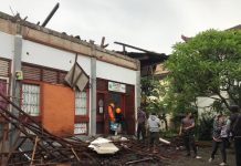 Diduga Sudah Lapuk, Atap Bangunan Kantor LPSE Tabanan Ambruk Diduga Sudah Lapuk, Atap Bangunan Kantor LPSE Tabanan Ambruk