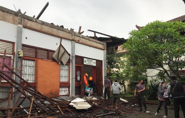 Diduga Sudah Lapuk, Atap Bangunan Kantor LPSE Tabanan Ambruk