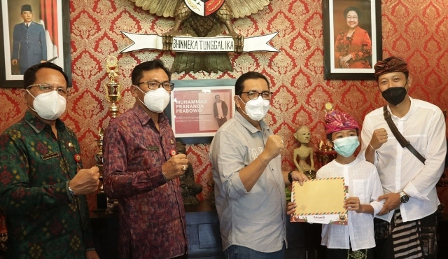 Bupati Sanjaya Serahkan Penghargaan dan Hadiah Juara Festival Tutur Rare