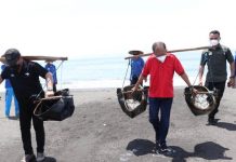 Gubernur Koster dan Wagub Cok Ace Tinjau Produksi Garam Tradisional Lokal Bali Kusamba Gubernur Koster dan Wagub Cok Ace Tinjau Produksi Garam Tradisional Lokal Bali Kusamba