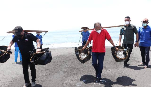 Gubernur Koster dan Wagub Cok Ace Tinjau Produksi Garam Tradisional Lokal Bali Kusamba