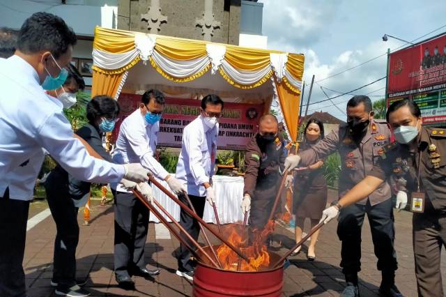 Kejari Tabanan Musnahkan Barang Bukti Perkara Narkotika