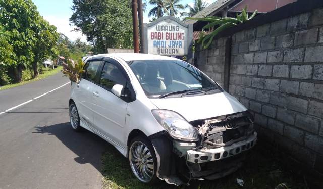 Diduga Hilang Konsentrasi, Mobil Toyota Yaris Tabrak Papan Warung Babi Guling