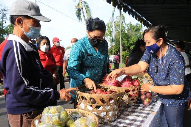 Ny Putri Koster Kunjungi Pasar Rakyat Jelang Galungan dan Kuningan