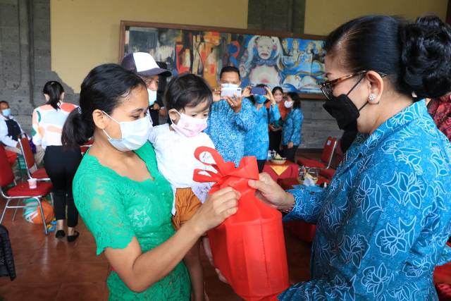 Gelar Aksi Sosial di Denpasar, Ny Putri Koster Salurkan Bantuan Bagi Lansia, Ibu Hamil dan Balita