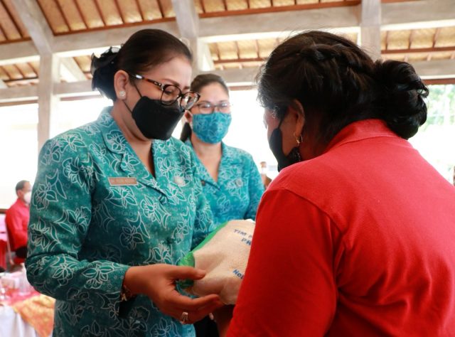 Sinergi dengan PKK Kabupaten/Kota, Ny. Putri Koster Menyapa dan Berbagi di Tabanan