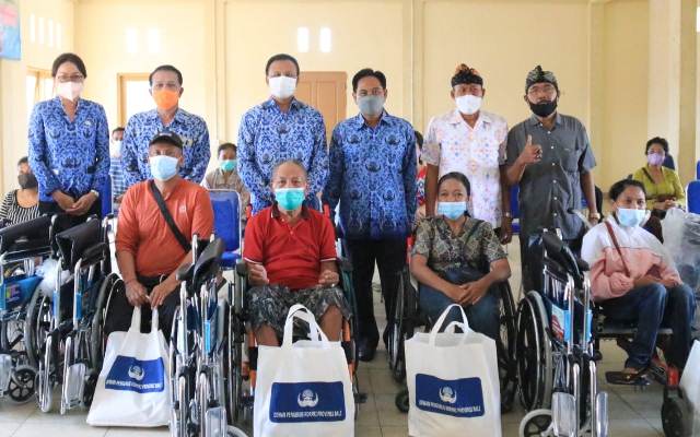 Peduli dan Berbagi, HUT ke-50, Korpri Bali Bantu 1000 Paket Sembako dan 28 Kursi Roda