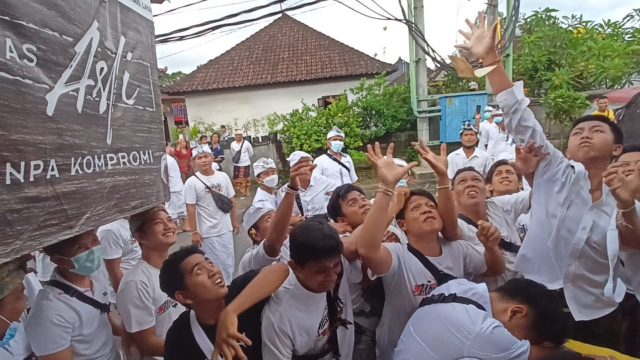 Serunya Tradisi Mesuryak di Banjar Bongan Gede Tabanan