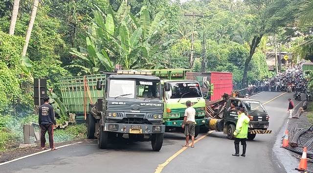 Tanjakan Samsam Kembali Makan Korban, Truk Muat Tiang Telkom Terperosok Nyaris Masuk Jurang