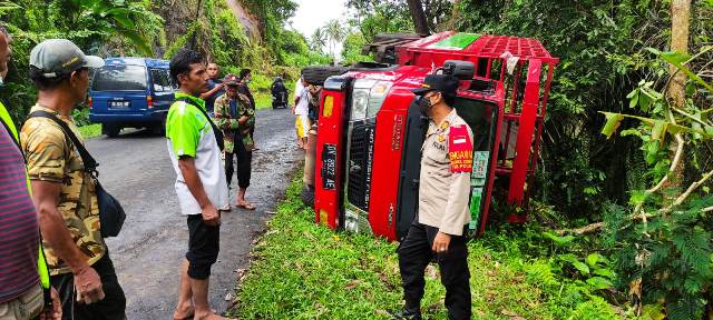 Truk Muat Tabung Gas Elpiji Terguling di Belimbing