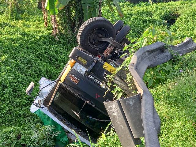 Truk Muatan 20 Ton Pupuk Terguling di Tanjakan Bajera