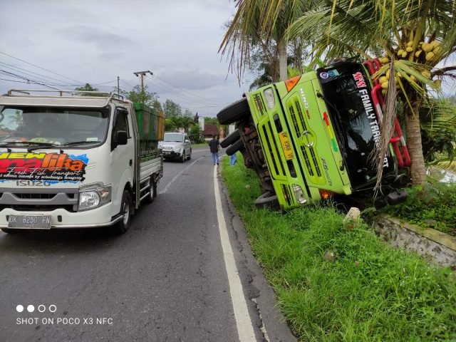 Hindari Tabrakan, Truk Terperosok di Got