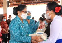 Turun ke Bangli, Ny Putri Koster Serahkan Bantuan di Kintamani Turun ke Bangli, Ny Putri Koster Serahkan Bantuan di Kintamani