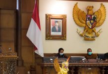 Wagub Cok Ace Bacakan Jawaban Gubernur Terhadap Pandangan Umum Fraksi-Fraksi Atas Raperda tentang Pengelolaan Keuangan Daerah Wagub Cok Ace Bacakan Jawaban Gubernur Terhadap Pandangan Umum Fraksi-Fraksi Atas Raperda tentang Pengelolaan Keuangan Daerah
