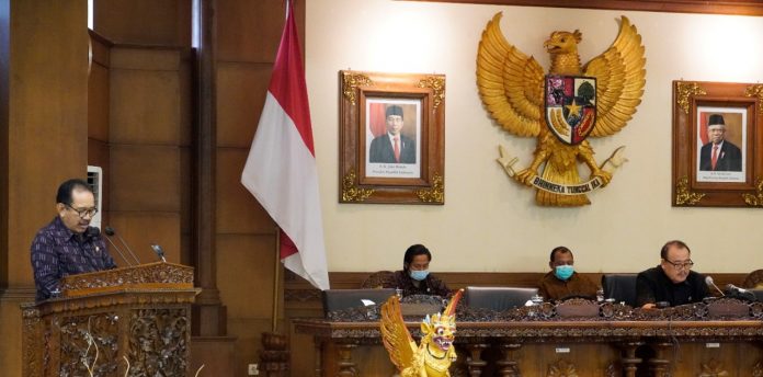 Wagub Cok Ace Bacakan Jawaban Gubernur Terhadap Pandangan Umum Fraksi-Fraksi Atas Raperda tentang Pengelolaan Keuangan Daerah