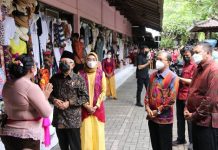 Gubernur Bali Dampingi Wapres Berdialog dengan Pedagang Pasar Seni Guwang Gubernur Bali Dampingi Wapres Berdialog dengan Pedagang Pasar Seni Guwang