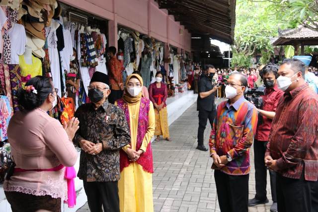 Gubernur Bali Dampingi Wapres Berdialog dengan Pedagang Pasar Seni Guwang