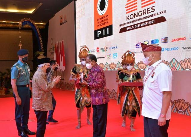 Gubernur Bali Wakili Keluarga Bung Karno Menerima Penghargaan Outstanding Lifetime Achievement Award