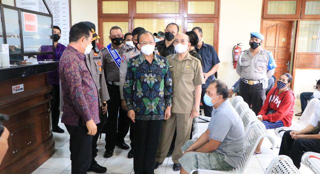 Gubernur Koster Tinjau Pelayanan Publik di Kantor UPTD. PPRD Provinsi Bali di Karangasem