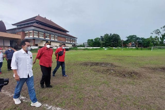 Sempat Viral, Ketua DPRD Made Dirga Tinjau Stadion Debes