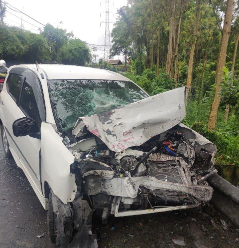 Agya Ringsek Tabrak Pembatas Jalan