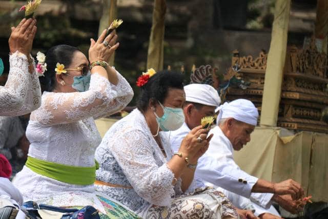 Ny. Cok Ace Muspayang Karya Peneduh Jagat di Pura Mandhara Giri Semeru Agung