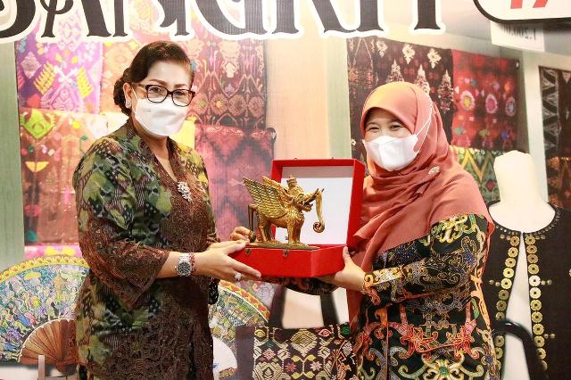 Sambut Kunjungan Dekranasda Kaltim, Ny Putri Koster Ungkap Cara Pertahankan Pasar Lokal