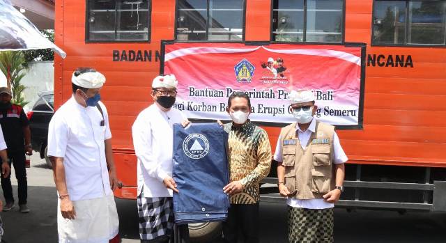 Wagub Cok Ace Serahkan Bantuan Peduli Korban Erupsi Gunung Semeru