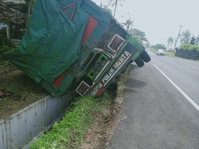 Mengalah Demi Hindari Tabrakan, Truk Fuso Terperosok ke Got