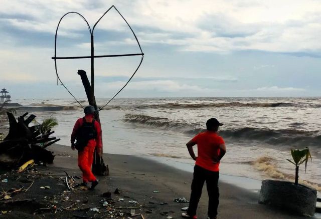 Ibu dan Anak Hilang Terseret Arus Sungai Kalibaru Buleleng