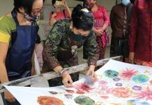 Ny. Putri Koster Tinjau Pengerajin Batik di Ubud Ny. Putri Koster Tinjau Pengerajin Batik di Ubud