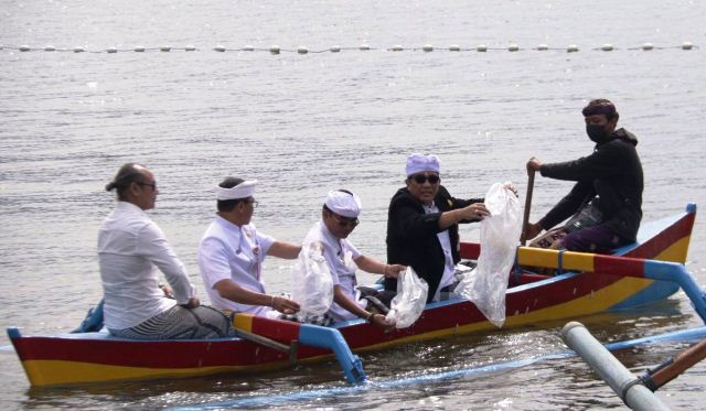 Peringati Tumpek Uye, Bupati Tabanan Tebar Ratusan Bibit Ikan di Danau Beratan