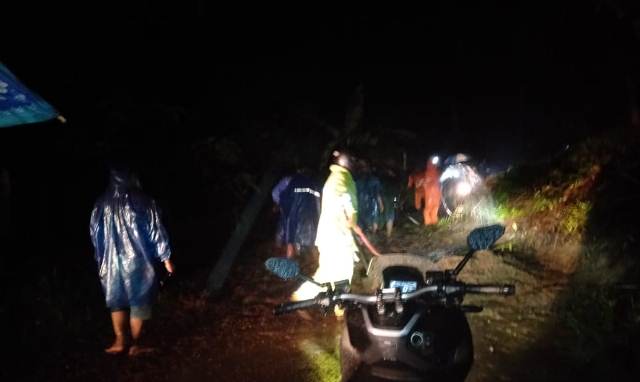 Tanah Longsor Tutupi Akses Jalan Desa Mengesta