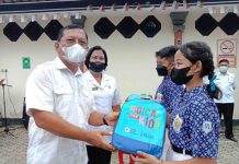 Wakil Bupati Buleleng Serahkan Bantuan 100 Paket Media Edukasi Kepada Siswa SD Wakil Bupati Buleleng Serahkan Bantuan 100 Paket Media Edukasi Kepada Siswa SD