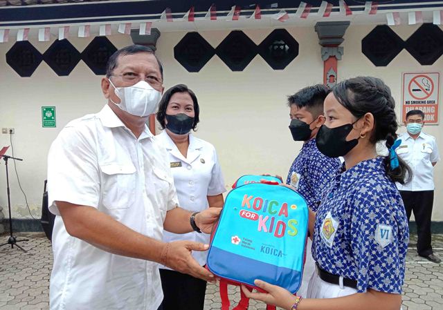 Wakil Bupati Buleleng Serahkan Bantuan 100 Paket Media Edukasi Kepada Siswa SD