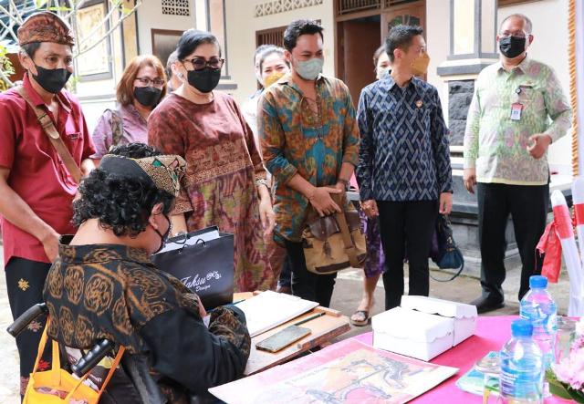 Putri Koster Kunjungi Mini Galeri Lukisan Agus Mertayasa