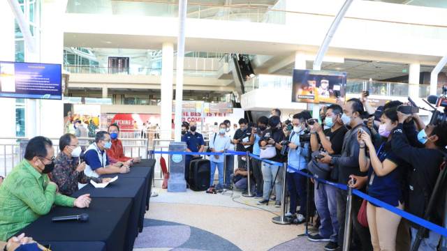 Gubernur Koster Tinjau Kedatangan Singapore Airlines di Bandara Internasional Ngurah Rai