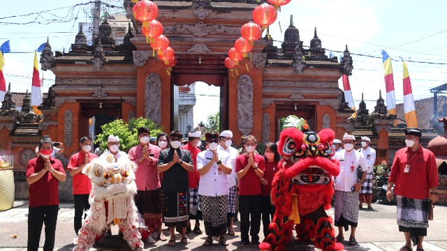 Hadiri Perayaan Imlek Bersama, Bupati Tabanan Disambut Barongsai