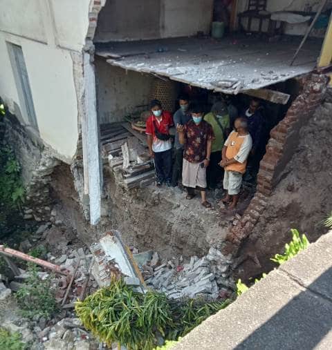 Tim PUPR Bali dan PUPRPKP Tabanan Cek Kondisi Bangunan Warung Longsor