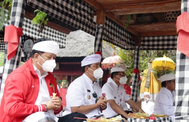 Mohon Kerahayuan Jagat, Bupati Sanjaya Sembahyang di Pura Luhur Tamba Waras