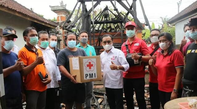 PMI Tabanan Bantu Korban Kebakaran di Gubug