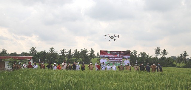 Drone Penyemprot Pupuk Cair Siap Beraksi di Tabanan