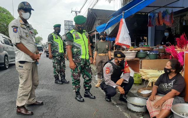 Petugas Gabungan Gencar Razia Masker di Pasar Tradisional