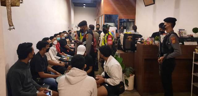 Tim Gabungan Razia Tempat Nongkrong di Tabanan