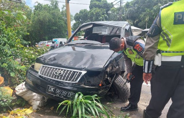 Diduga Sopir Mengantuk, Toyota Kijang Hantam Pagar