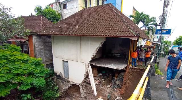 Warung Nyaris Ambruk Tergerus Air Sungai di Tabanan